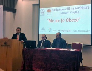 Konferenca-Me-Ne-Jo-Obeze-tribuna