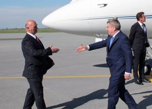 Tomas-Bah-Kosove-Besim-Hasani-Handshake