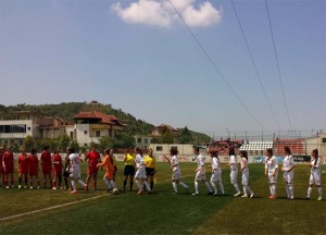 Futboll-Femra-Dajti-Skenderbeu-handshake-2016