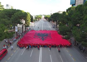 Flamuri-gjigand-Bulevard-Tirane