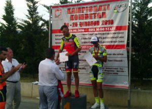 Ciklizem-Kampionati-Kombetar-2016-Zhupa-podium-handshake