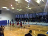 (Shqip) Basketboll – Meshkuj / Përplasje në “Fahrie Hoti”, sulmohet “ish”-i Gjonaj
